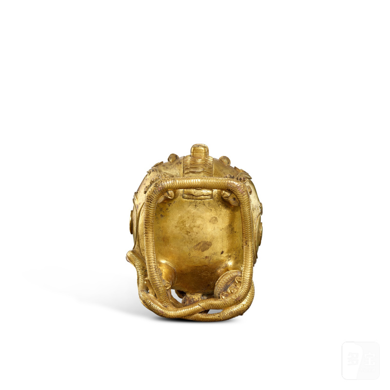 A gilt-bronze 'mythical beast' incense burner, Ming dynasty | 明 銅鎏金甪端香爐 - 图5